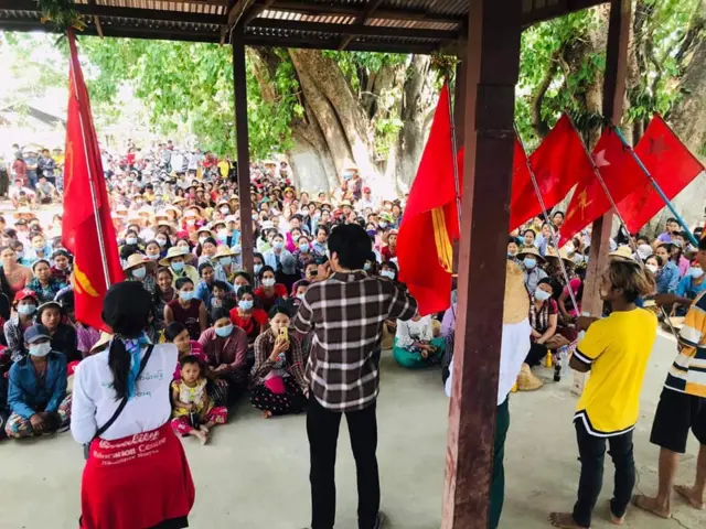 မုံရွာက ကျောင်းသားခေါင်းဆောင်ဟောင်းရုံးထုတ်၊ ရှေ့နေဝရမ်းထုတ်ခံထားရလို့ အမှု မစစ်နိုင်