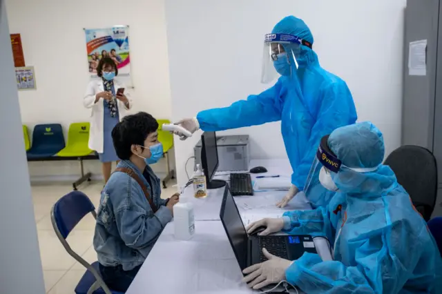 Việt Nam đang ráo riết chống dịch