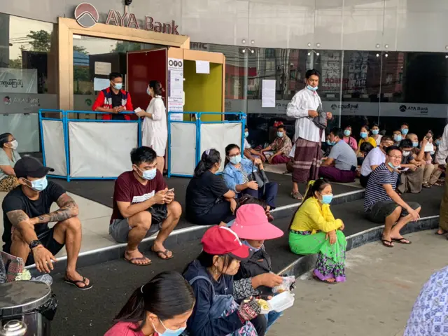 ဧပြီလအတွင်းက ဘဏ်မှာ ငွေထုတ်ဖို့ စောင့်ဆိုင်းနေသူတွေ