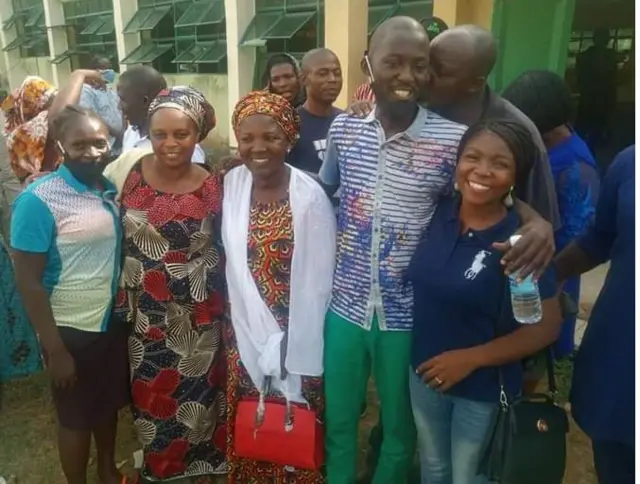 Nne na nna ụfọdụ ụmụakwụkwọ 'Federal College of Forest Mechanisation Afaka, Kaduna a gbapụtara n'aka ndị ntọ