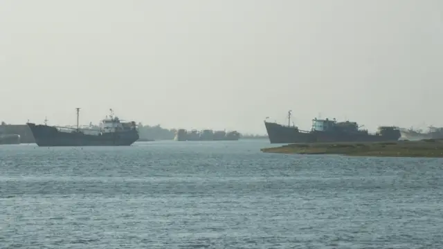 ဘင်္ဂလားဒေ့ရှ်နဲ့ နေ့စဉ်ရေယာဉ်အဝင်အထွက်ရှိတဲ့ စစ်တွေမြို့က မင်းဂံဆိပ်ခံတံတားအနီးက ကုန်သင်္ဘောတွေ