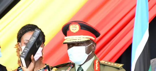 Kuna takriban mashimo saba ya risasi kwenye dirisha la gari la Jenerali Katumba Wamala