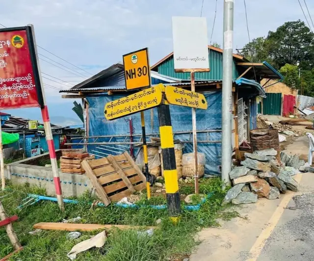 ကန်ပက်လက် မြို့ပေါ်နေထိုင်သူတွေ တောထဲပြေးရှောင်နေရ