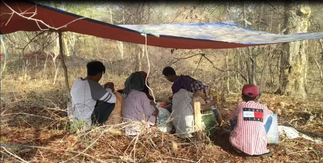 စစ်ကောင်စီတပ်တွေ ရွာထဲ အကြိမ်ကြိမ်ဝင်လို့ ထွက်ပြေးနေရတဲ့ဒေသခံတွေ