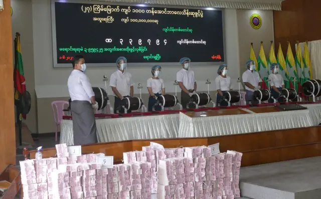 ၂၇ ကြိမ်မြောက် အောင်ဘာလေထီဖွင့်ပွဲမှာ အမြင့်ဆုံးဆု အနေနဲ့ချီးမြှင့်တဲ့ ကျပ်သိန်း ၁၀၀၀ ဆု