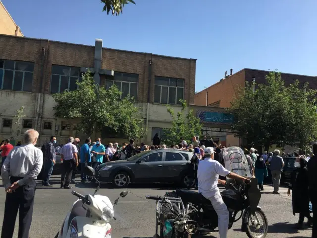 تجمع مقابل مرکز واکسیناسیون