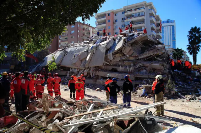 Bilirkişi raporu: İzmir'deki Rıza Bey Apartmanı projelendirme, malzeme,  uygulama, işçilik ve denetimdeki eksiklikler, hatalar ve yetersizlik  nedeniyle yıkıldı - BBC News Türkçe