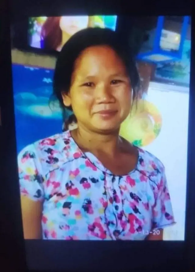 ဒေါ်မာလာဝင်းကို ပခုက္ကူမြို့အမှတ်(၁)ရပ်ကွက်မှာ မတ်လ ၁၉ ရက်ညက စစ်ကောင်စီတပ်က ပစ်ခတ်ဖမ်းဆီးသွားပြီး မတ်လ ၂၀ ရက် မနက်မှာ အလောင်းလာထုတ်ဖို့ မိသားစုကို အကြောင်းကြားခဲ့ပါတယ်။