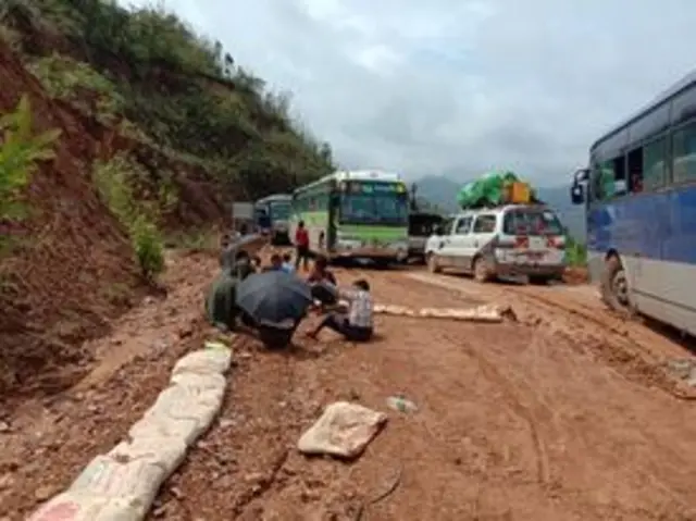 မိုးကြီးပြီး လမ်းပျက်လို့ ရိုးမပေါ်မှာ ကားအစီးရေရာနဲ့ချီ ပိတ်ဆို့နေ - အခုလို မိုးဦးရာသီကိုရောက်ရင် ရခိုင်ရိုးမလမ်းတစ်လျှောက်မှာ မိုးကြီးပြီး တောင်မြေပြိုကျတာတွေ၊ လမ်းပိုင်းတာတွေအပြင် ကားတွေလမ်းချော်တာတွေ ဖြစ်လေ့ရှိပါတယ်။