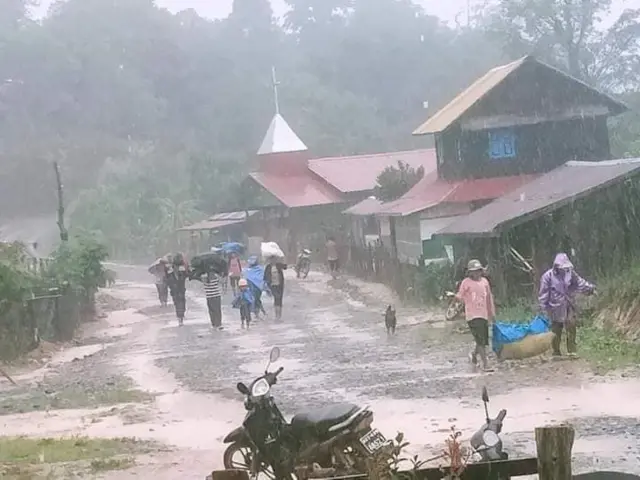 မိုးရေကြားမှာ ထွက်ပြေးနေကြရတဲ့ မင်းတပ်စစ်ဘေးရှောင်တွေ