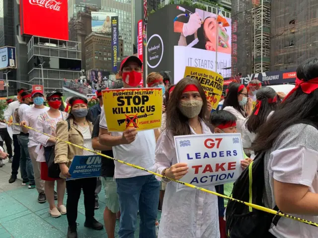 မြန်မာ့အရေးဟာ ကမ္ဘာ့အရေးဖြစ်တယ်ဆိုပြီး အမေရိကန်ရောက်မြန်မာတွေ လမ်းလျှောက် ဆန္ဒထုတ်ဖော်