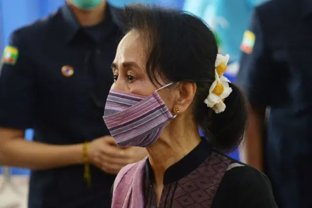 ၂၀၂၁ ခုနှစ်၊ ဇန်နဝါရီလ ၂၇ ရက်တုန်းက နေပြည်တော်မှာ ကျန်းမာရေးဝန်ထမ်းတွေ ကိုဗစ်ကာကွယ်ဆေးထိုးတာကို လေ့လာနေတဲ့ ဒေါ်အောင်ဆန်းစုကြည်