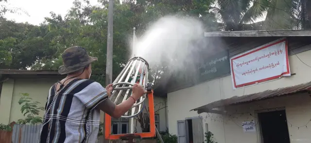 ပြီးခဲ့တဲ့နှစ် အောက်တိုဘာလတုန်းက လက်ပံတန်း မြို့ပေါ်ရပ်ကွက်တစ်ခုမှာ ဆေးဖြန်းနေတာဖြစ်ပါတယ်။