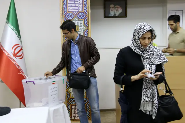 تصویری از یک حوزه رایگیری ایران در کشور ترکیه در انتخابات ریاست جمهوری ۱۳۹۶