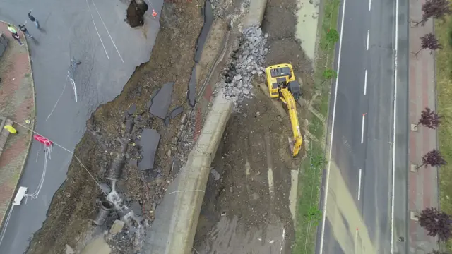 Başakşehir'de çöken duvar