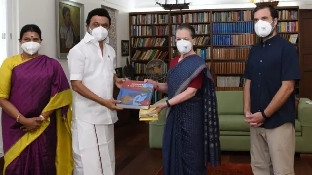 சோனியாவுக்கு புத்தகம் பரிசளித்த மு.க.ஸ்டாலின்