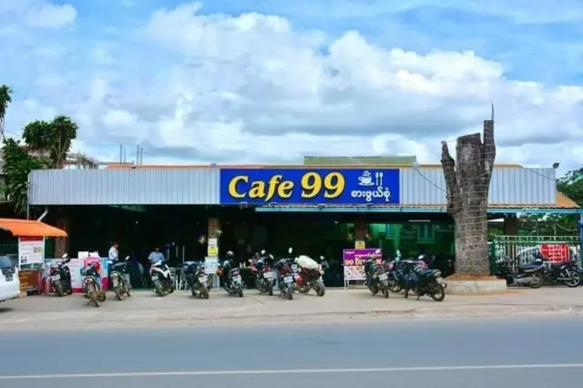 ပြင်ဦးလွင်မှာ နှင်းဆီပန်းသပိတ်ပြုလုပ်တယ်ဆိုပြီး စားသောက်ဆိုင်ပိုင်ရှင်နဲ့ အလုပ်သမားတွေ ဖမ်းဆီးခံရ