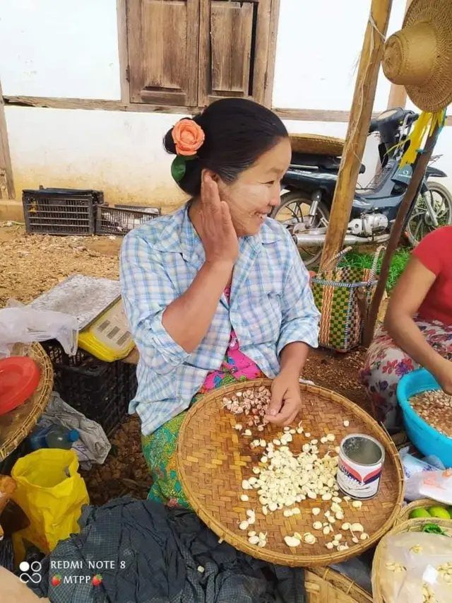 ဒေါ်အောင်ဆန်းစုကြည်မွေးနေ့နဲ့အတူပြုလုပ်တဲ့ စစ်အာဏာရှင်ဆန့်ကျင်ရေး ပန်းသပိတ်