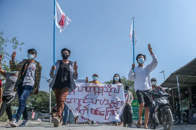 မန္တလေးမြို့က တက္ကသိုလ်ကျောင်းသားတွေရဲ့ သပိတ်စစ်ကြောင်း