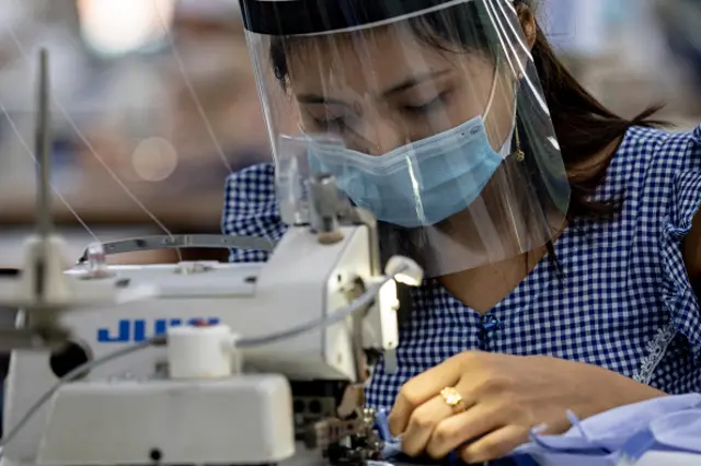 ကိုဗစ်ကူးစက်မှုနဲ့ စစ်အာဏာသိမ်းမှုကြောင့် လှိုင်သာယာမှာ တစ်ရက်အတွင်းလူ သောင်းနဲ့ချီ အလုပ်လက်မဲ့ဖြစ်