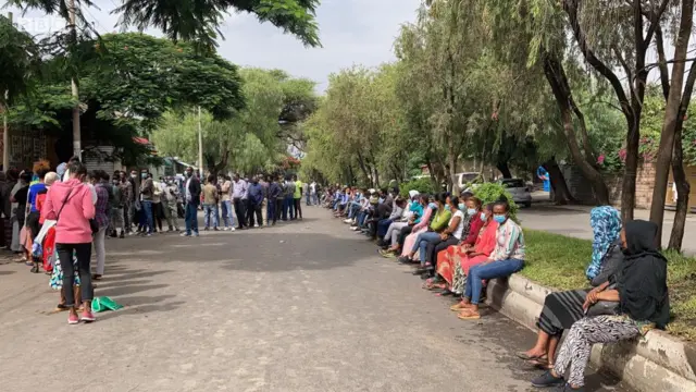 በአዳማ በርካታ መራጮች ድምጻቸውን ለመስጠት እየተጠባበቁ