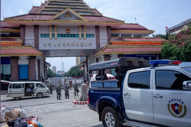 တရုတ်-မြန်မာနယ်စပ်ဂိတ် မူဆယ်မှာ စောင့်နေတဲ့တရုတ်လုံခြုံရေးတပ်ဖွဲ့ဝင်တွေ