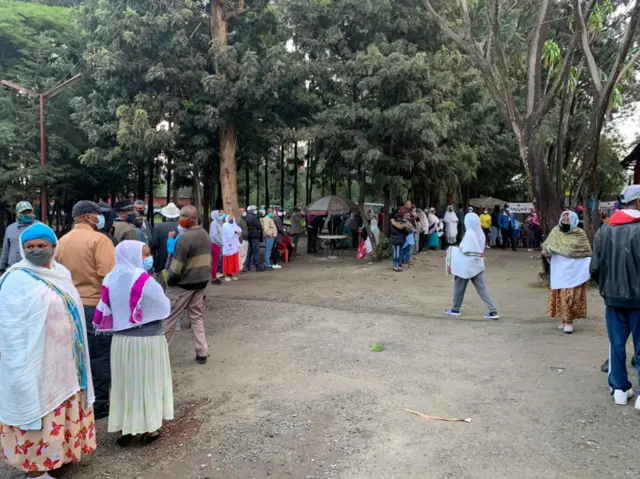 መራጮች ድምጽ ለመስጠት እየተጠባበቁ
