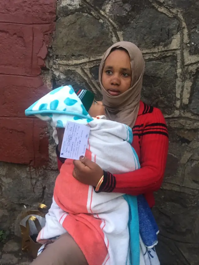 በድምጽ መስጫ ጣብያ ልጇን እዛ የተገኘች እናት