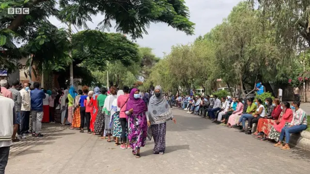 በአዳማ በርካታ መራጮች ድምጻቸውን ለመስጠት እየተጠባበቁ ይታያሉ