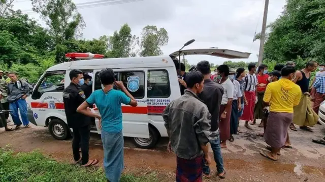 သေနတ်ပစ်ခံရပြီးသေဆုံးသူတွေကို ချောင်းဆုံမြို့နယ် အဘစ်ကျေးရွာကို ပြန်လည်သယ်ဆောင်သွားပြီး အဘစ်ရွာ သုသာန်မှာ ဒီကနေ့ ဇွန်လ ၂၁ ရက်နေ့က သင်္ဂြိုလ်ခဲ့