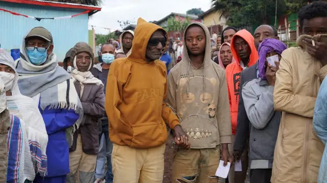 ኣብታ ከተማሳ ብዙሓት ድምጺ ንምሃብ ሪጋ ሒዞም