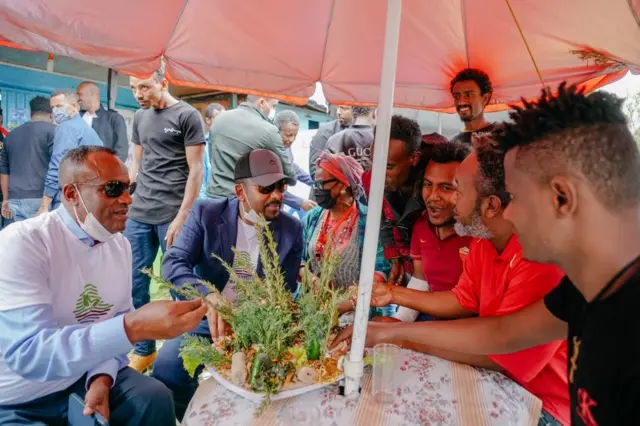 ጠቅላይ ሚኒስትር ዐቢይ በአዲስ አበባ 'ዶ/ር አብይ ስፔሻል' የተሰኘ ምግብ ሲመገቡ