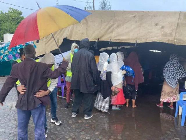 መራጮች ወደ ምርጫ ጣብያ እየተፈተሹ ሲገቡ-አዳማ
