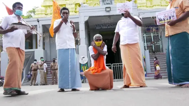 கோயில்களை திறக்கக் கோரி ஆர்ப்பாட்டம்