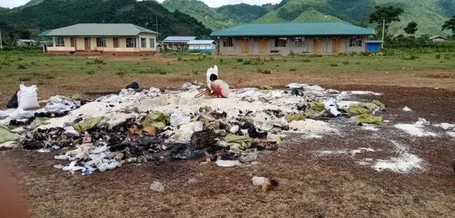 ကယားပြည်နယ်ထဲက ကားဂိတ်တွေကို ဆေးဝါးတင်ပို့မှုပိတ်ပင်ထား၊ စစ်ဘေးရှောင်တွေကို ကူညီမယ့် ဆန်နဲ့ဆေးဝါးတွေ မီးရှို့ခံရမှုဖြစ်စဉ်လည်းရှိခဲ့