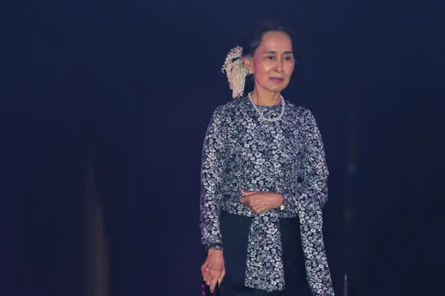 သမ္မတနဲ့ ဒေါ်အောင်ဆန်းစုကြည်ကို စွဲထားတဲ့ ၅၀၅ (ခ) အမှု ကြားဖြတ်အမိန့်