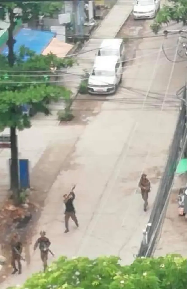 တာမွေ၊ မေတ္တာညွန့်ရပ်ကွက်ထဲ စစ်ကောင်စီတပ်တွေ ပစ်ခတ်၊ရှာဖွေနေ