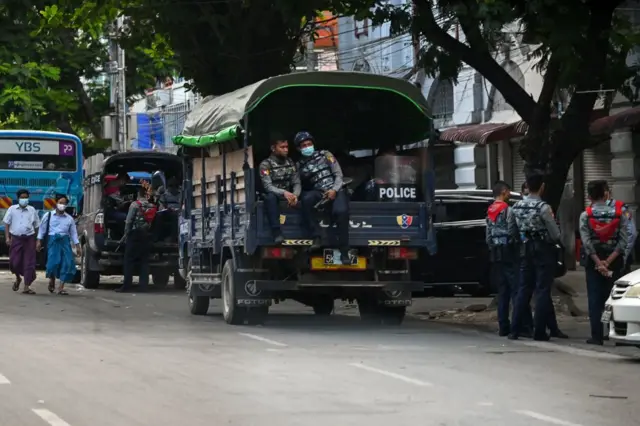 မေလအတွင်း ရန်ကုန်မြို့ထဲမှာ တွေ့ရတဲ့ ရဲတပ်ဖွဲ့ဝင်တွေ