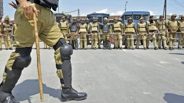 श्रीनगर में पुलिसकर्मियों की फ़ाइल तस्वीर