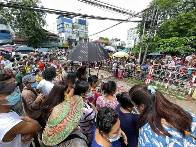 အာဏာသိမ်းမှုနောက်ပိုင်း ဖမ်းဆီးခံရပြီး  အင်းစိန်အကျဉ်းထောင်ထဲမှာ အချုပ်ကျနေသူ ၇၀၀ ကျော် ပြန်လွတ်ဖို့ရှိနေတာကြောင့် မိသားစုဝင်တွေ ထောင်ရှေ့မှာ ဒီနေ့ ဇွန်လ ၃၀ ရက်မှာ လာစောင့်နေကြတာဖြစ်ပါတယ်။