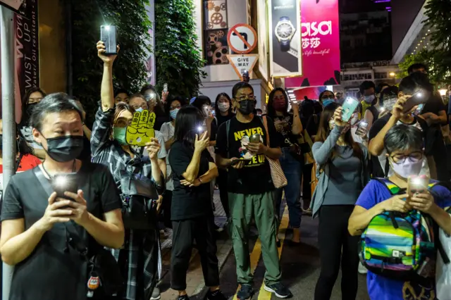 铜锣湾街头的灯光与烛光