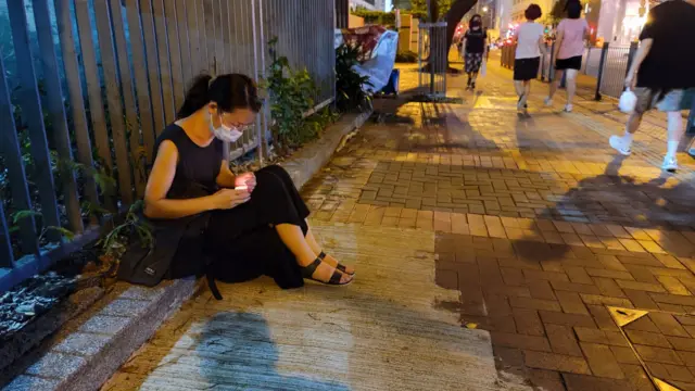 有人默默坐在维围外守护蜡烛。