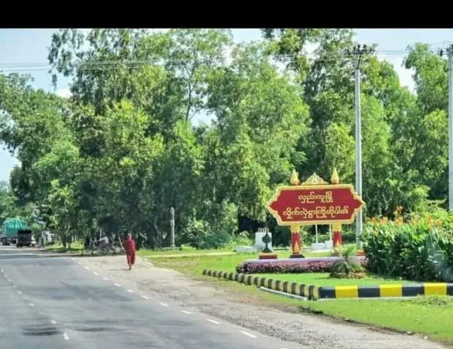 လှည်းကူး အမှတ် ၃ လမ်းဆုံစစ်ဆေးရေးဂိတ်မှာ ရပ်မပေးတဲ့ယာဉ်ကိုပစ်ခတ်လို့ ယာဉ်ပေါ်ပါသူအချို့ ဒဏ်ရာရ