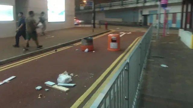 在香港铜锣湾时代广场外，有人用垃圾箱放到马路中间。