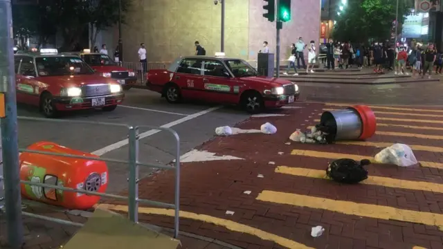 在香港铜锣湾时代广场外，有人用垃圾箱放到马路中间。