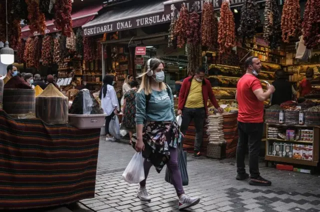 pazarda maskeli kadın