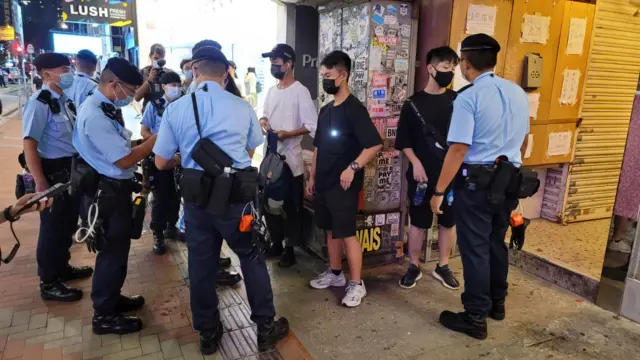 警方在铜锣湾截查年轻人。