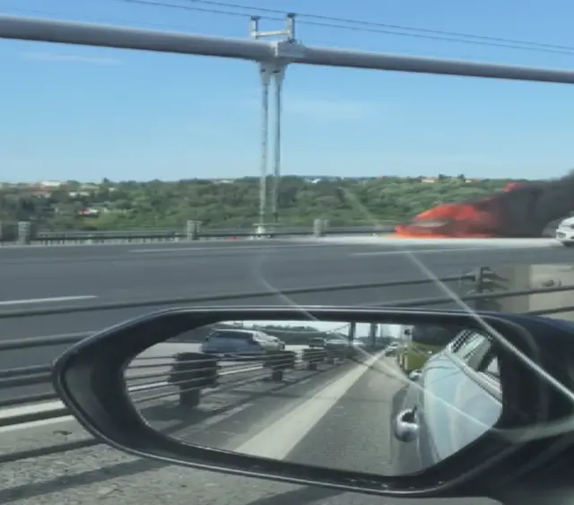 İstanbul Fatih Sultan Mehmet Köprüsü'nde bir otomobilin yanması nedeniyle trafik durma noktasına geldi