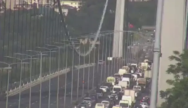 İstanbul Fatih Sultan Mehmet Köprüsü'nde bir otomobilin yanması nedeniyle trafik durma noktasına geldi