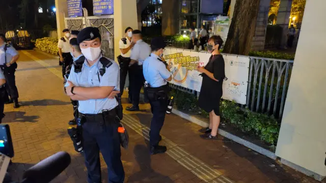 警方查问在维园外站立的人。